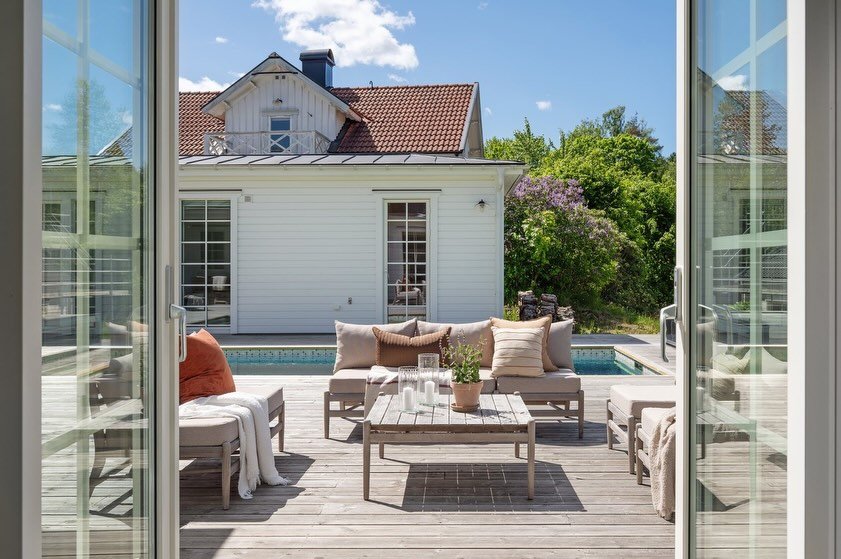 En helt otrolig villa finns just nu ute p&aring; marknaden - Lind&aring;s Hage 3, tidl&ouml;st ljus och elegant i New England-stil. 
Ni f&aring;r bara inte missa denna!! 🔑🌳🌿👀✨

F&ouml;rmedlas av Michaela Vid&eacute;n || @bjurforslerum @bjurforsbe
