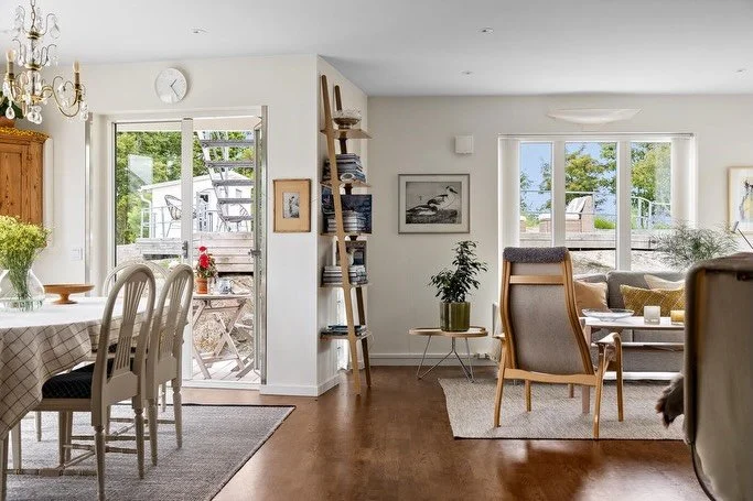 V&auml;lkommen till ett ljust och luftigt boende p&aring; eftertraktade August Kullgrens v&auml;g 19 i  Kullavik ☀️🌊🫶🏼🔑

F&ouml;rmedlas av Lisa Stafsing || @svenskfastgbgsydvast

📷 Karin M&ouml;rnfors