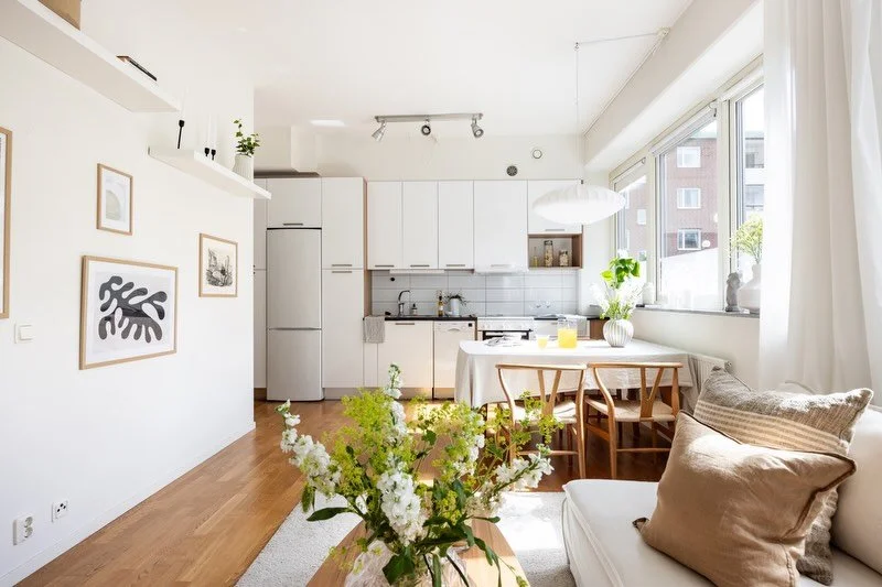 Vi v&auml;lkomnar underbara juli m&aring;nad med bilder fr&aring;n Gr&ouml;na gatan 35 🌳📷✨🔑 

F&ouml;rmedlas av Christian Lindberg || @erikolssongoteborg 

📷 @fotograf.victor.falk