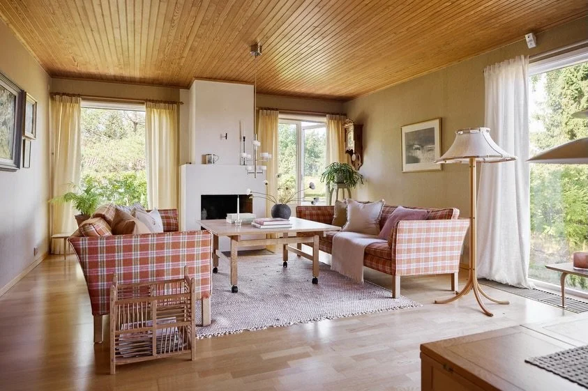 Hej &amp; h&aring; vad det g&aring;r undan, augustis sista dag &amp; vi b&ouml;rjar mer och mer tagga ig&aring;ng inf&ouml;r h&ouml;sten! 🍂👀🕯️

Friggas v&auml;g 9 &auml;r en utav alla vackra hus vi stylat under augusti s&aring; in &amp; njut av de