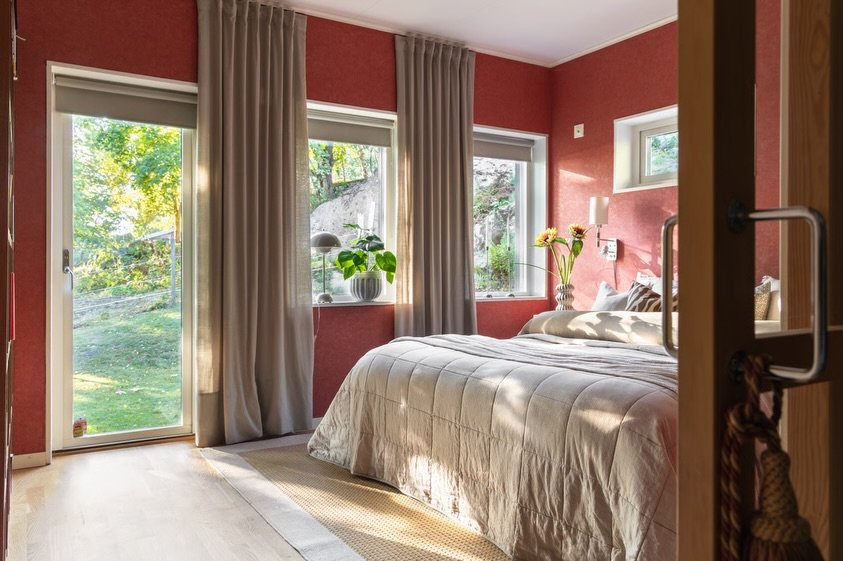 Vackra september, v&auml;lkommen! 🍂🌳🕯️ 

F&ouml;rst ut denna m&aring;naden har vi L&ouml;storp 220 i Kareby / Kung&auml;lv - en helt otrolig etage villa mitt ute p&aring; landet, h&auml;r nj&ouml;ts det av att f&aring; vara &amp; styla en stund 📷