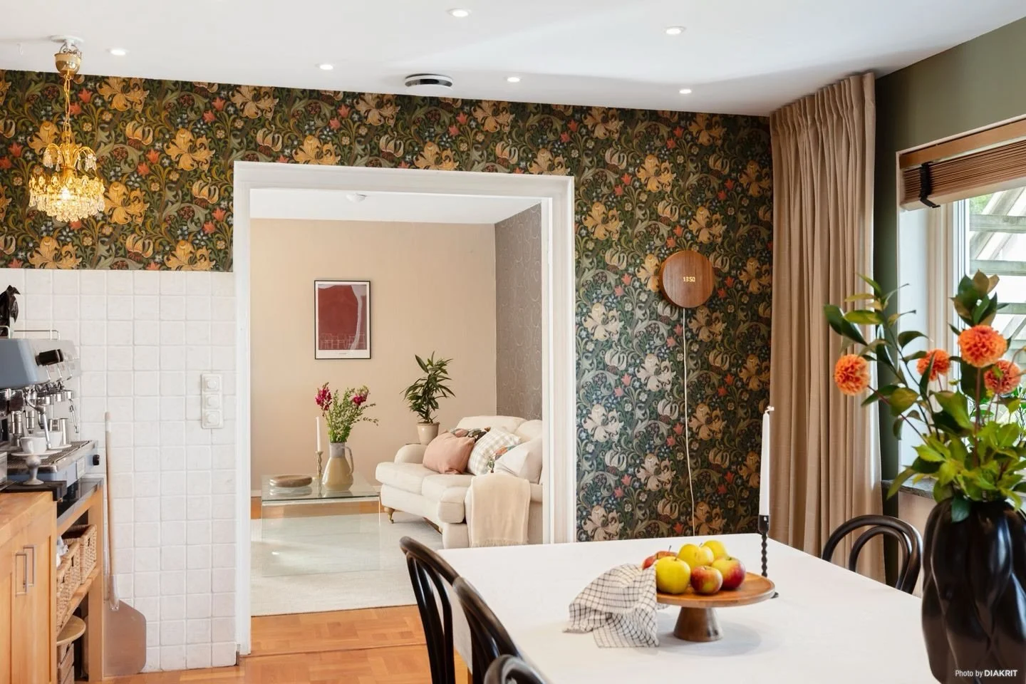 V&auml;lkommen till Cedergatan 32B, ett magiskt hem med rymd, v&auml;rme &amp; plats f&ouml;r hela livet! 🏡🪄🍂🔑🕯️ 

Till salu hos Karolina Hjelm&aring;ker || @lansfast.goteborgvaster 

📷 Roger Eskilsson