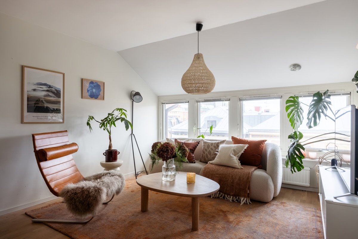 Godmorgon m&aring;ndag &amp; &auml;nnu en ny vecka har vi att se fram emot👋🏼🍂🪄 

Ikv&auml;ll &auml;r det visning p&aring; denna underbara 3an p&aring; V&auml;rmlandsgatan 17🍂👀🕯️ F&ouml;rmedlas av Jeanette Hollander || @erikolssongoteborg 

📷 