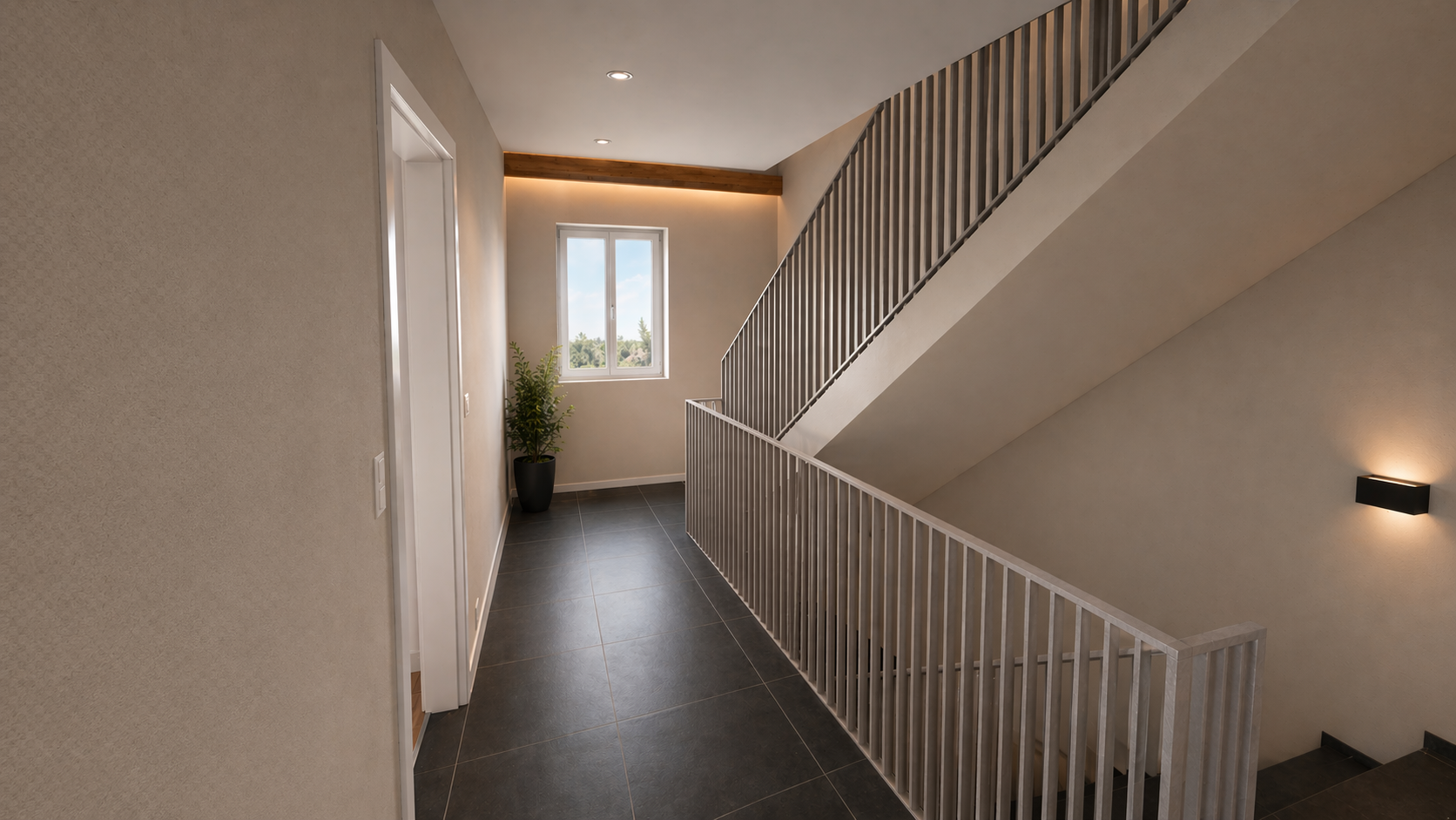 Innenansicht eines Flurs mit einem Fenster, einer Pflanze in einem schwarzen Topf, grauen Fliesen und einem weißen Geländer an einer Treppe, sowie Wandleuchten.