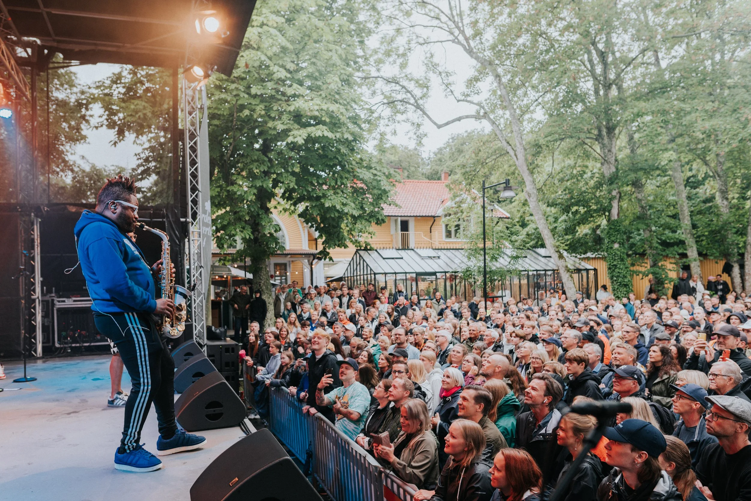 RAKIEM CROWD2.jpg