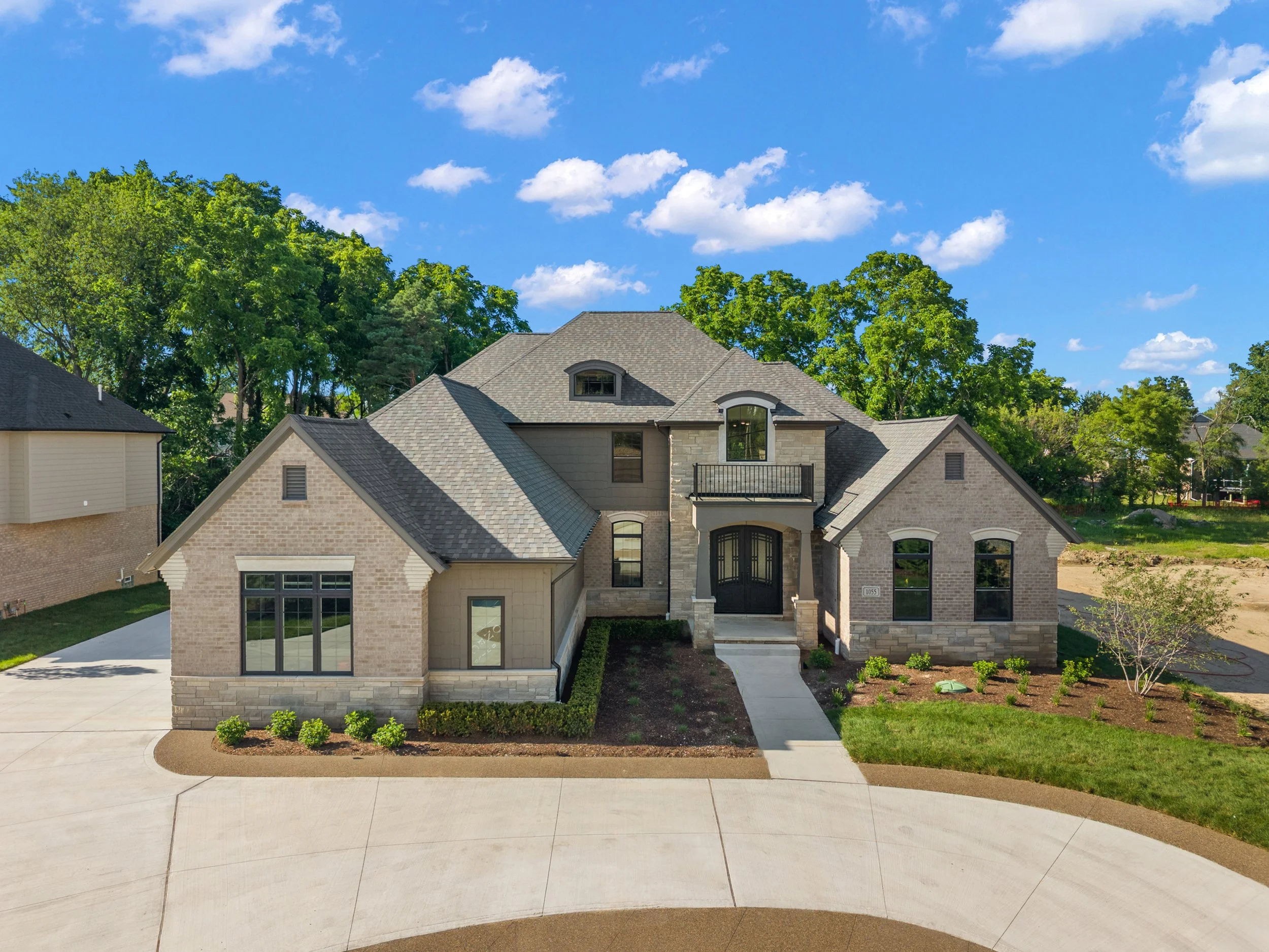 1055 E Avon Rd, Rochester Hills, MI 48307
