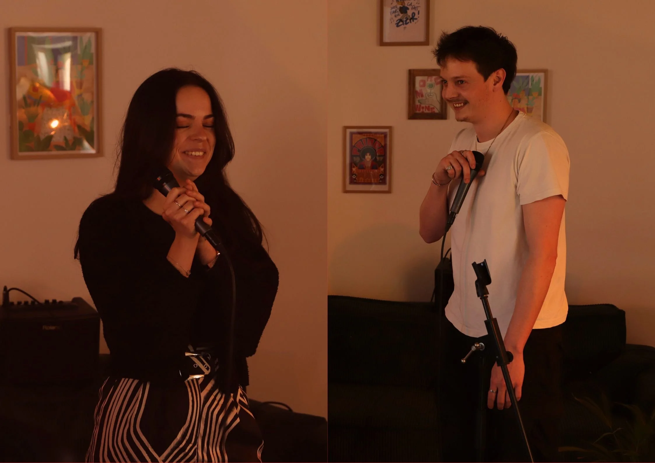 Deux personnes chantent avec un micro dans une pièce décorée avec des tableaux modernes au mur.