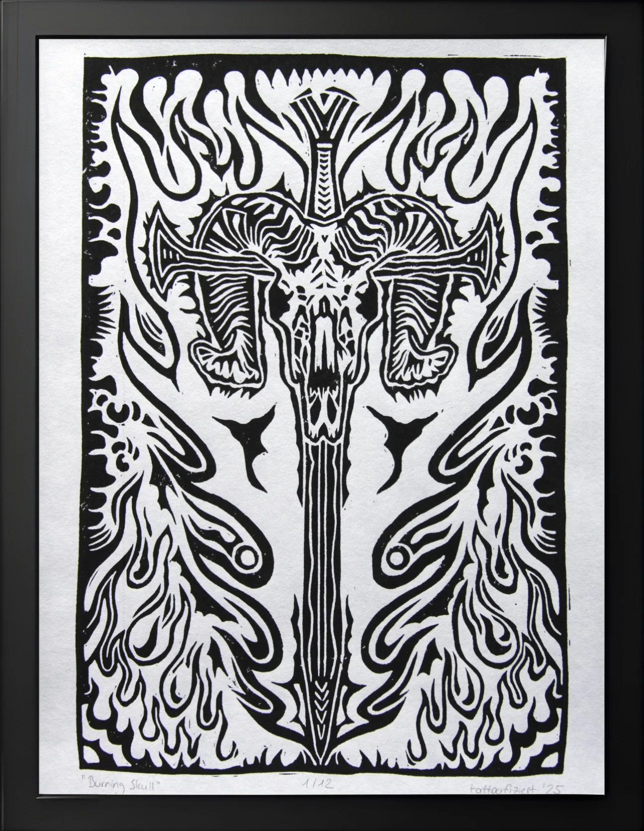 Schwarz-weiß-Tattoo-Artwork eines Tier-Schädels mit Flammenmuster im Hintergrund.