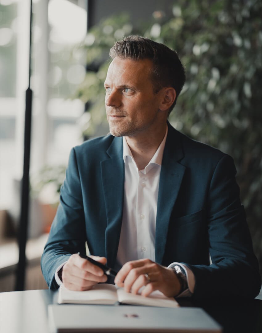 Portrait CFO schreibend