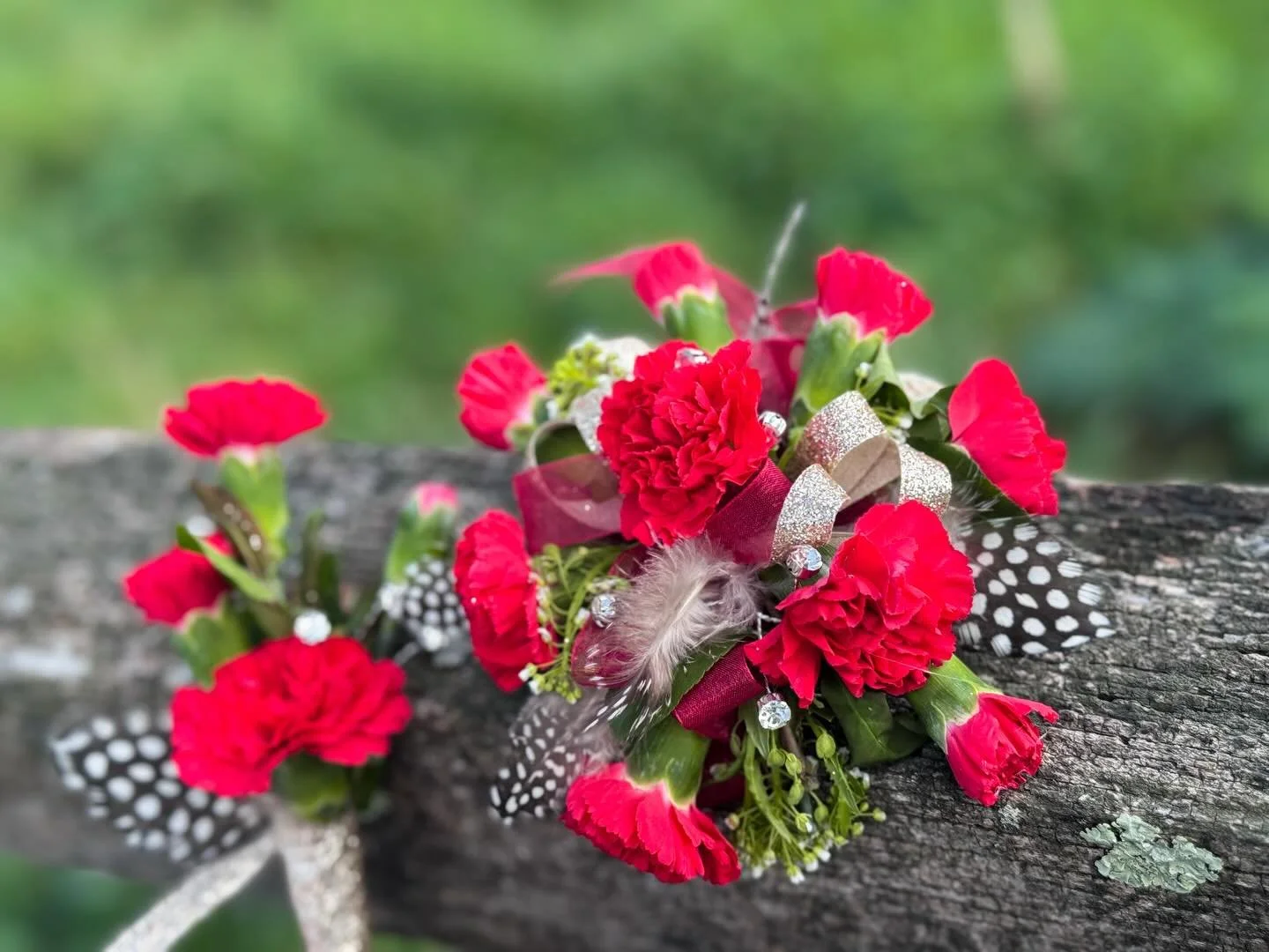 Prom season is right around the corner, and Felicia and I have been busy creating some beautiful corsages and boutonnieres:) Here are some of our recent designs✨
If you&rsquo;re still in need of a corsage or boutonniere, we&rsquo;d love to create som