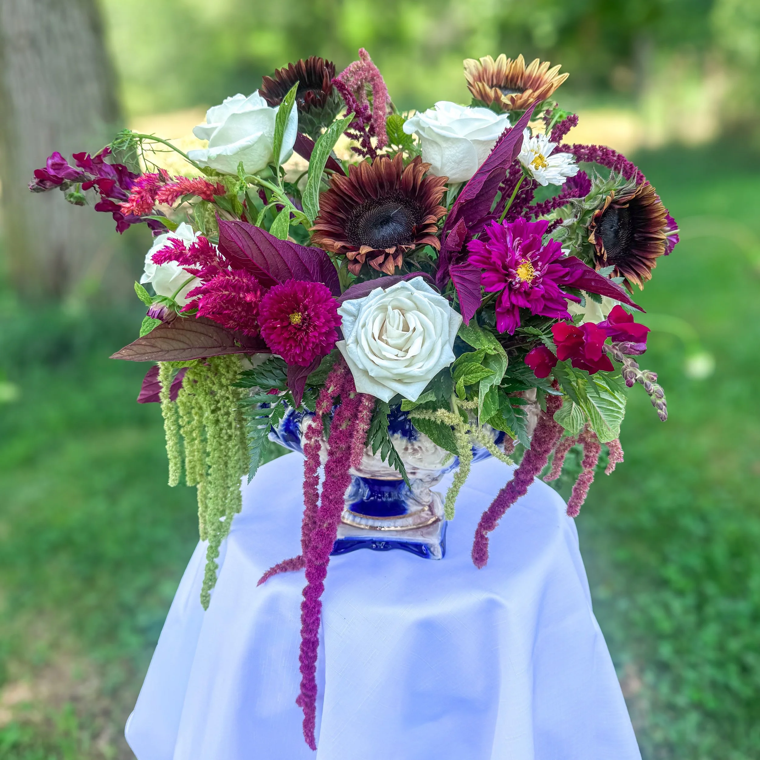 RICH ROMANTIC SUMMER Colors with layered textures and moody blooms&hellip;..velvety roses, dramatic love-lies-bleeding, chocolate sunflowers, emerald tassels, and airy Double Click cosmos in soft white and deep cranberry. I loved the opportunity to d