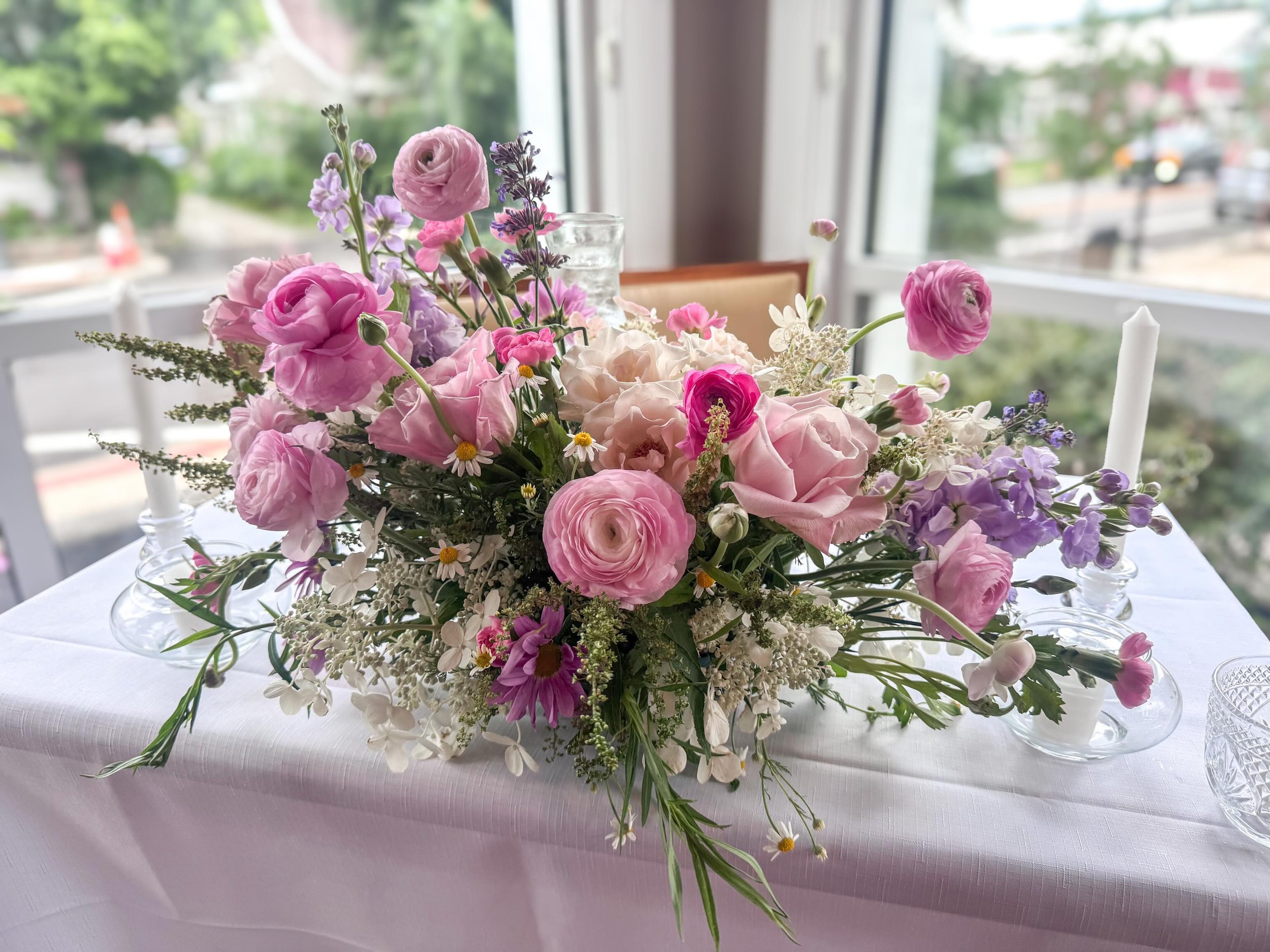 This weekend&rsquo;s rehearsal dinner at the @wishmakerhouseofficial hotel was one for the books🌸🌸 

I had the honor of working alongside one of my favorite floral designers @adventures.with.felicia to create a collection of romantic floral pieces,