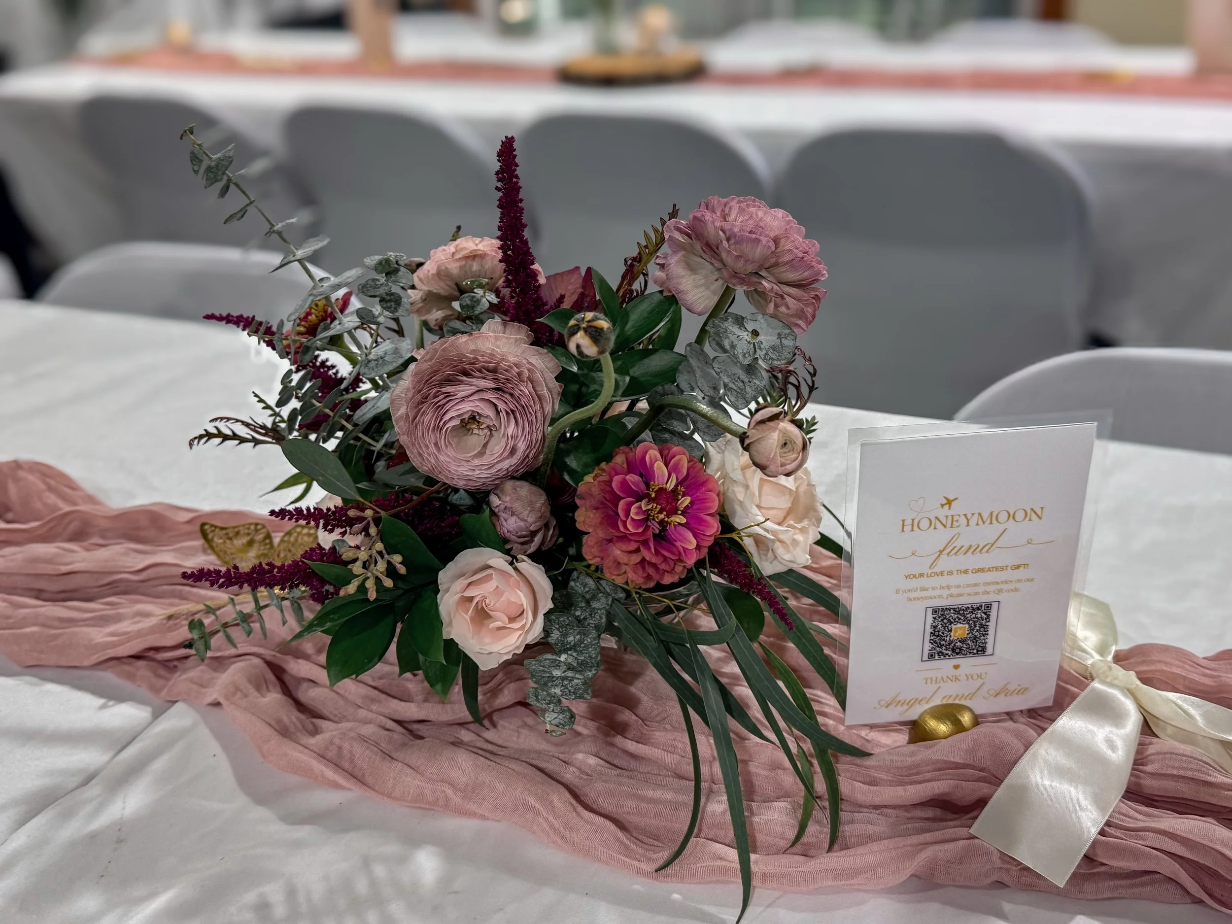 One of my favorite centerpieces I&rsquo;ve gotten to create lately. Moody, romantic, and so perfect for a summer wedding. The ranunculus in this arrangement are absolutely stunning, paired with some gorgeous farm fresh florals and soft eucalyptus for