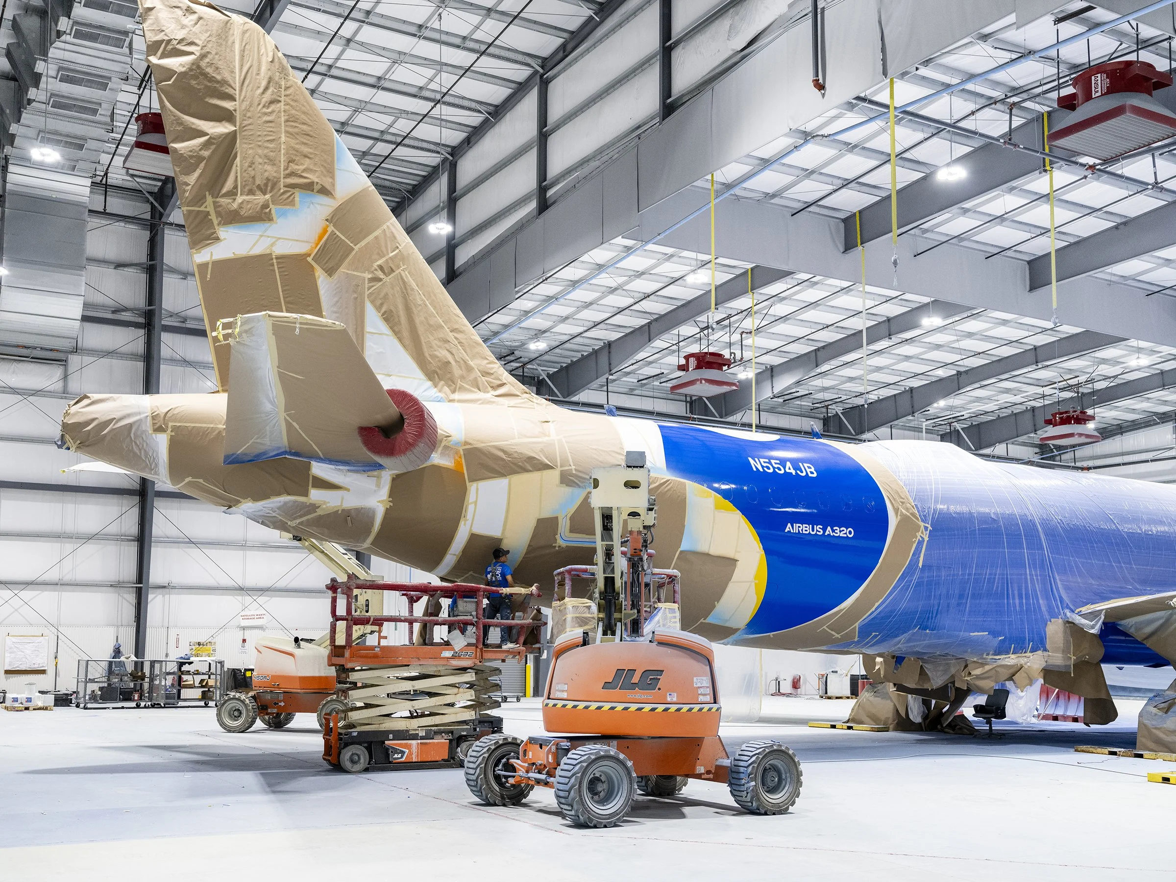 JetBlue a320 paintshop portraits-7.jpg