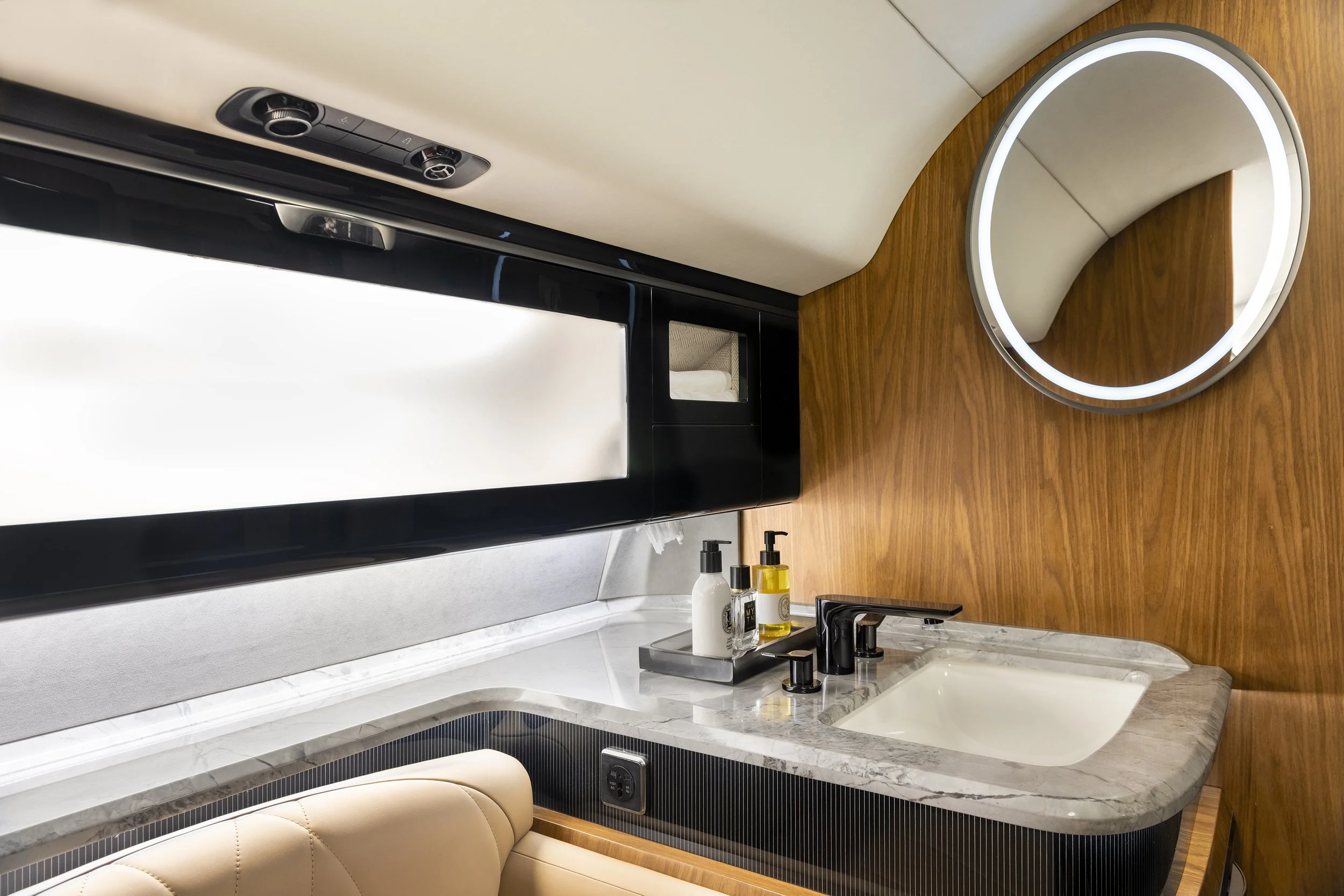 Gulfstream G700 base bathroom.jpg