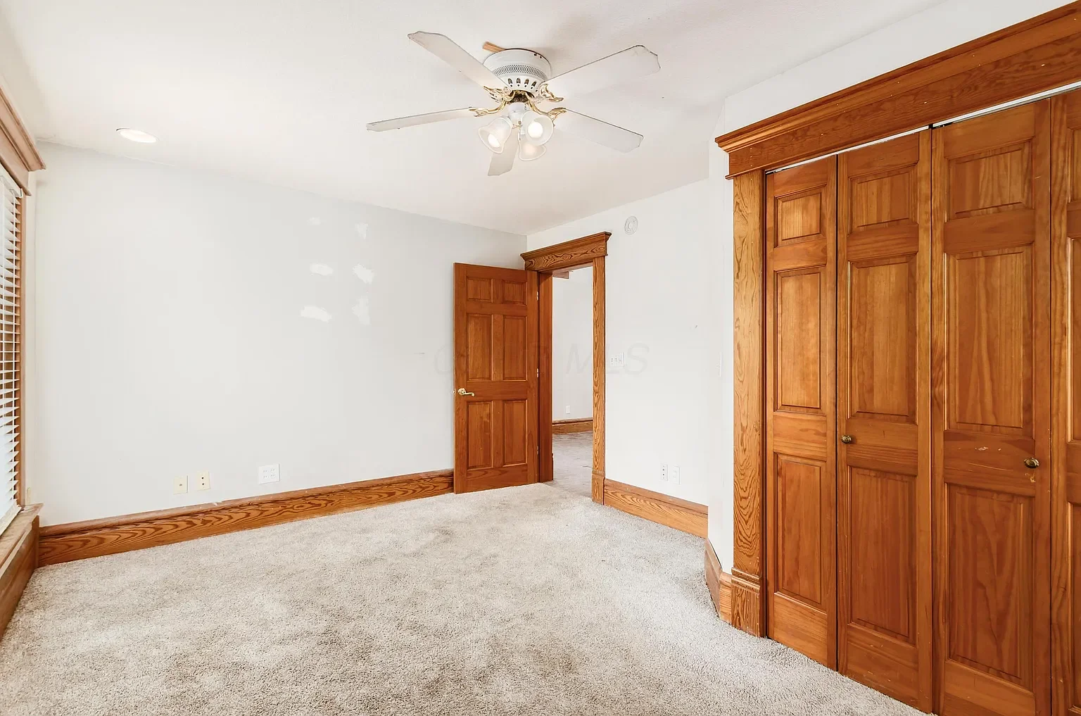 Bedroom3 closet.webp