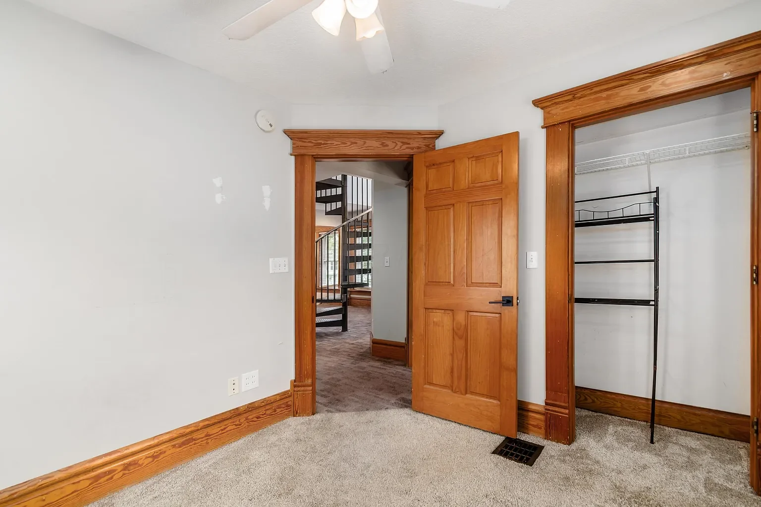 Bedroom4 closet.webp