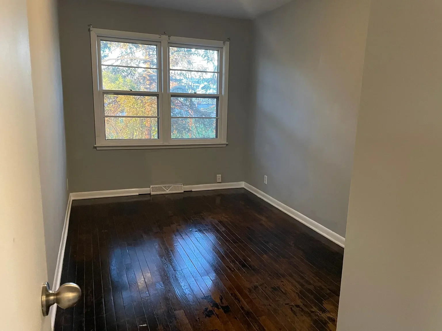 Middle Bedroom.webp