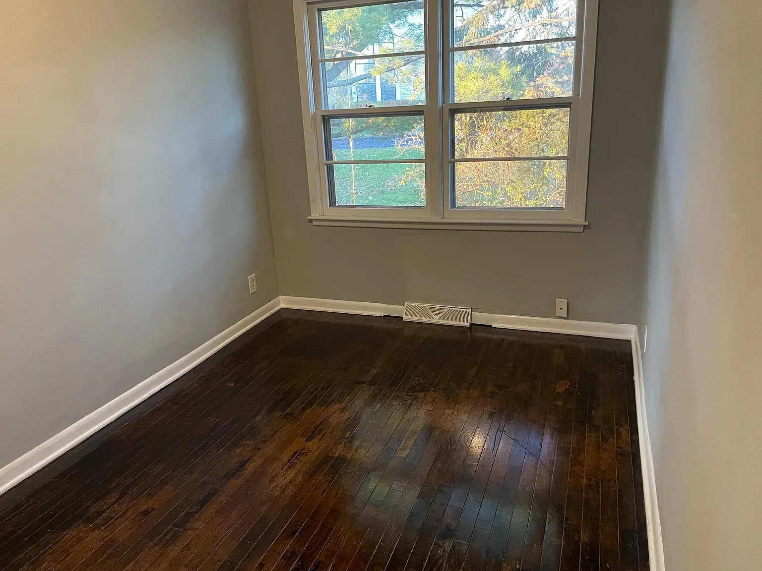 Middle Bedroom 2.webp