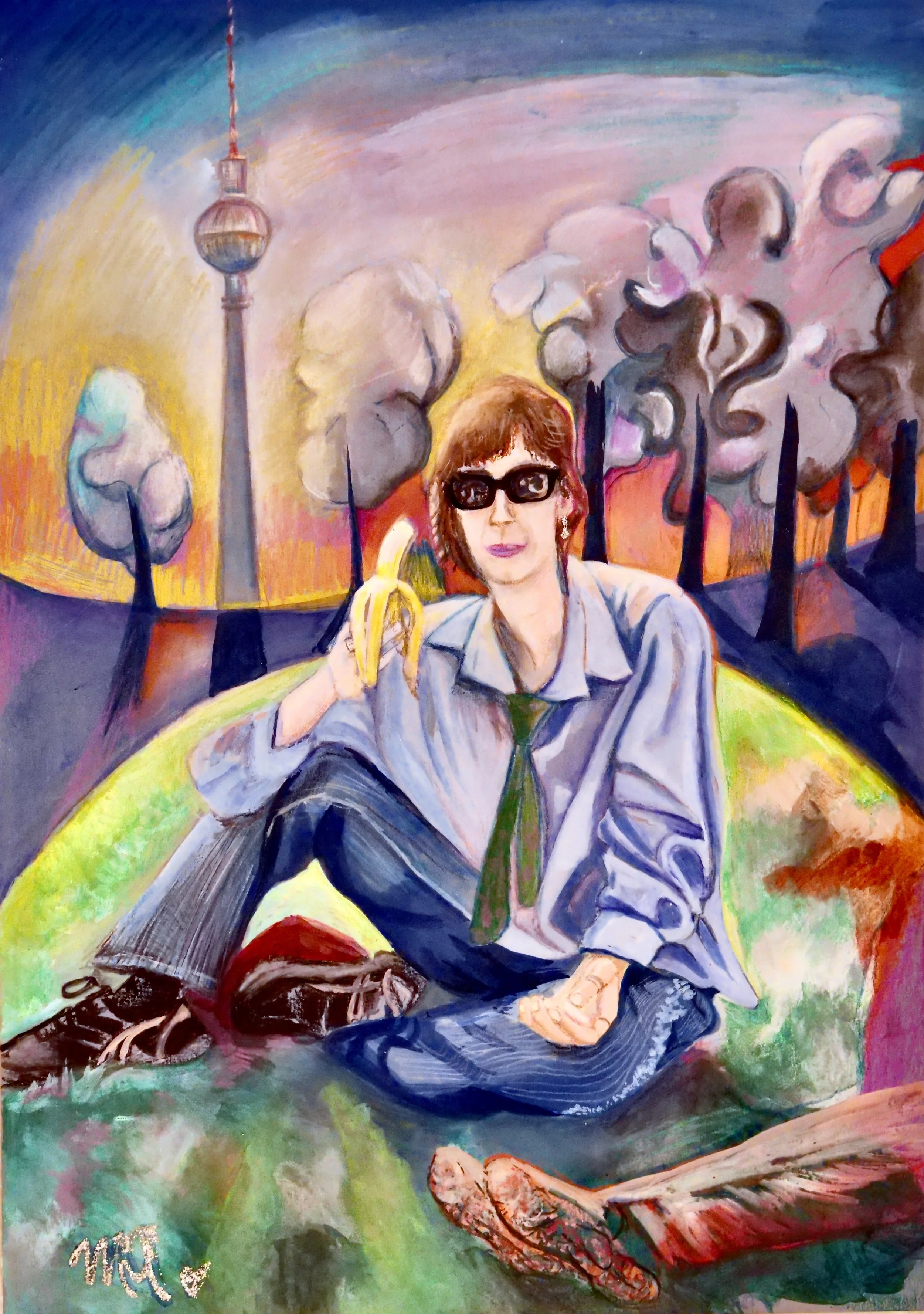 Portrait d'une femme portant des lunettes noires et mangeant une banane est ouverte aux autres, dans un parc berlinois avec des arbres stylisés.