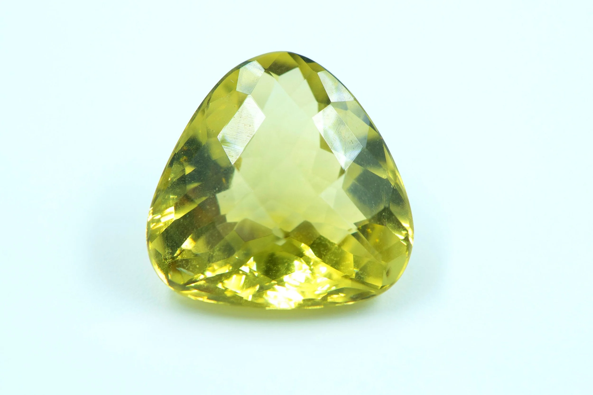 Lemon Quartz 21.90 carats Certified Natural Gem (Gemmological Certificate)