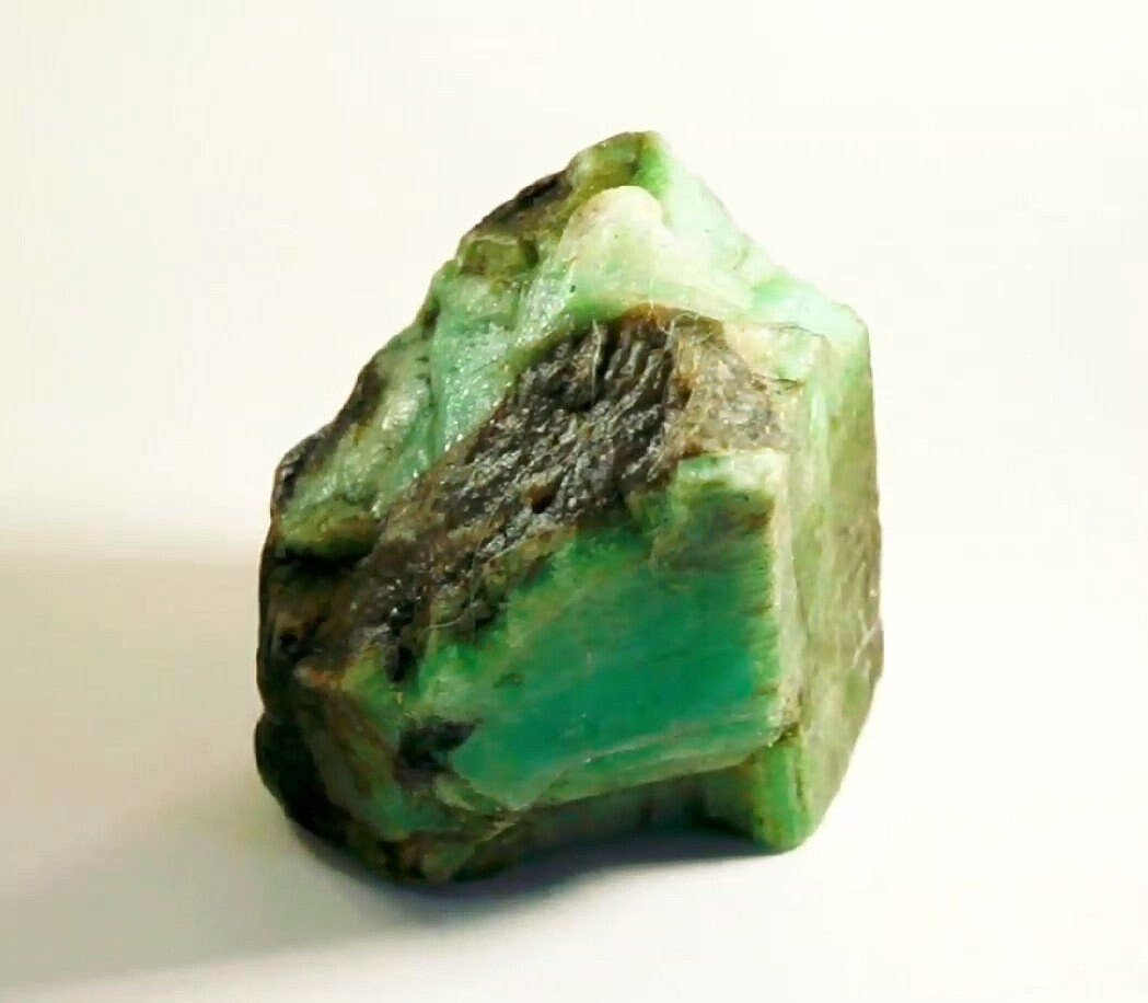 Natural Rough Emerald 102.00 carats (Specimen)