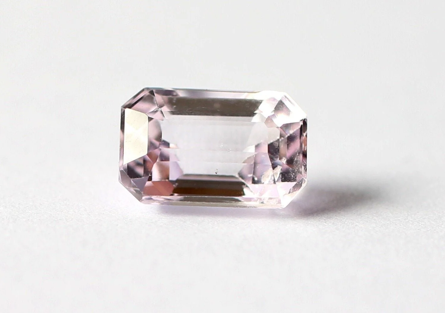 Kunsite 2.49 carats Certified Gem (Gemological Certificate)