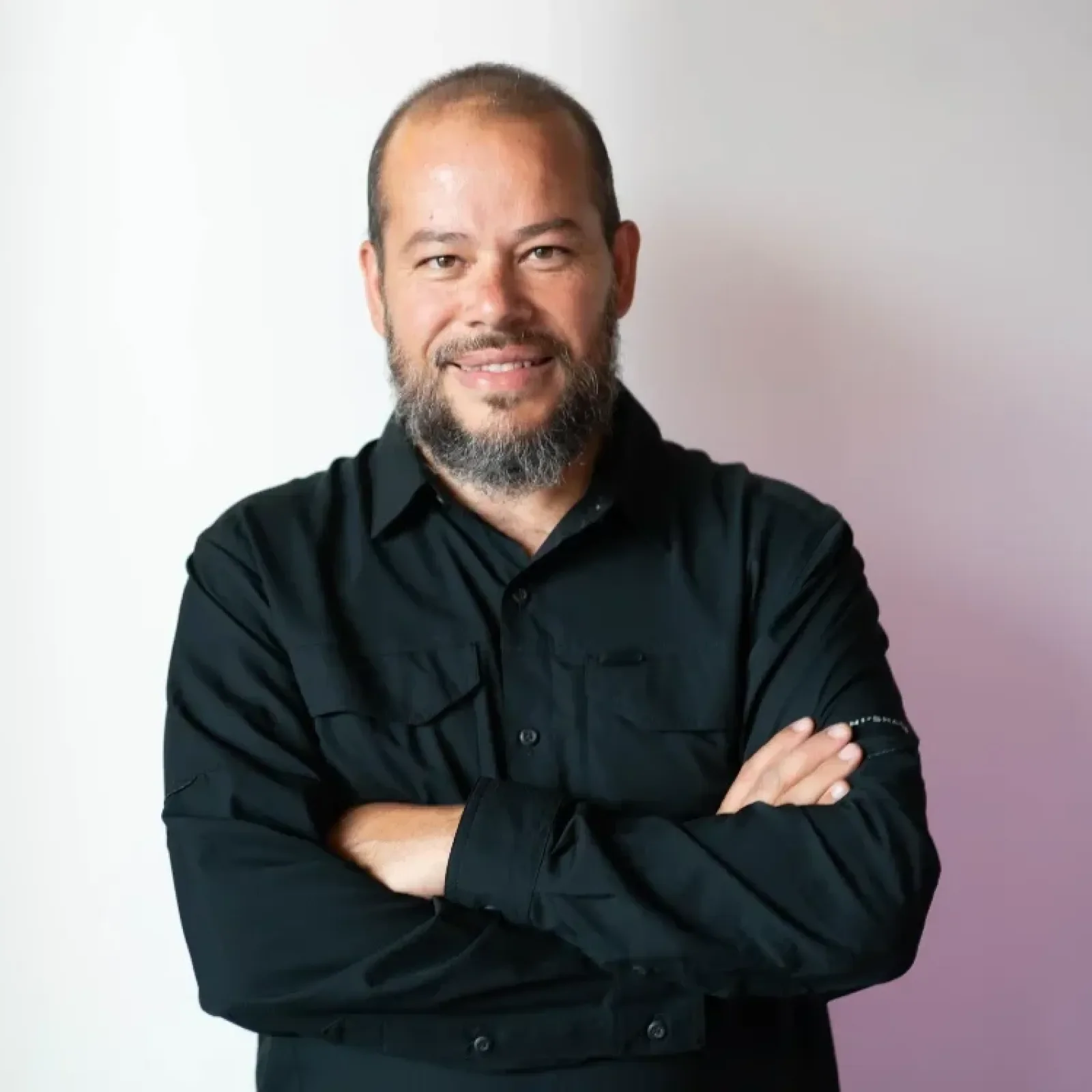 Gerardo Broissin, arquitecto de Artemisa Cancún, retrato profesional en estudio