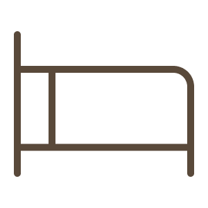 Cama sencilla con cabecera de metal y ropa blanca.
