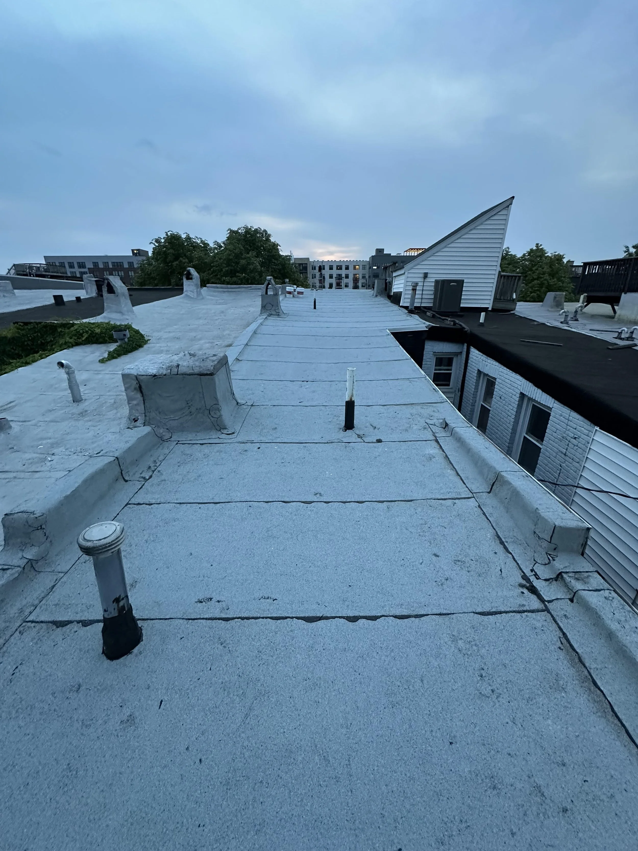 Flat roof systems designed for water protection and long-term durability
