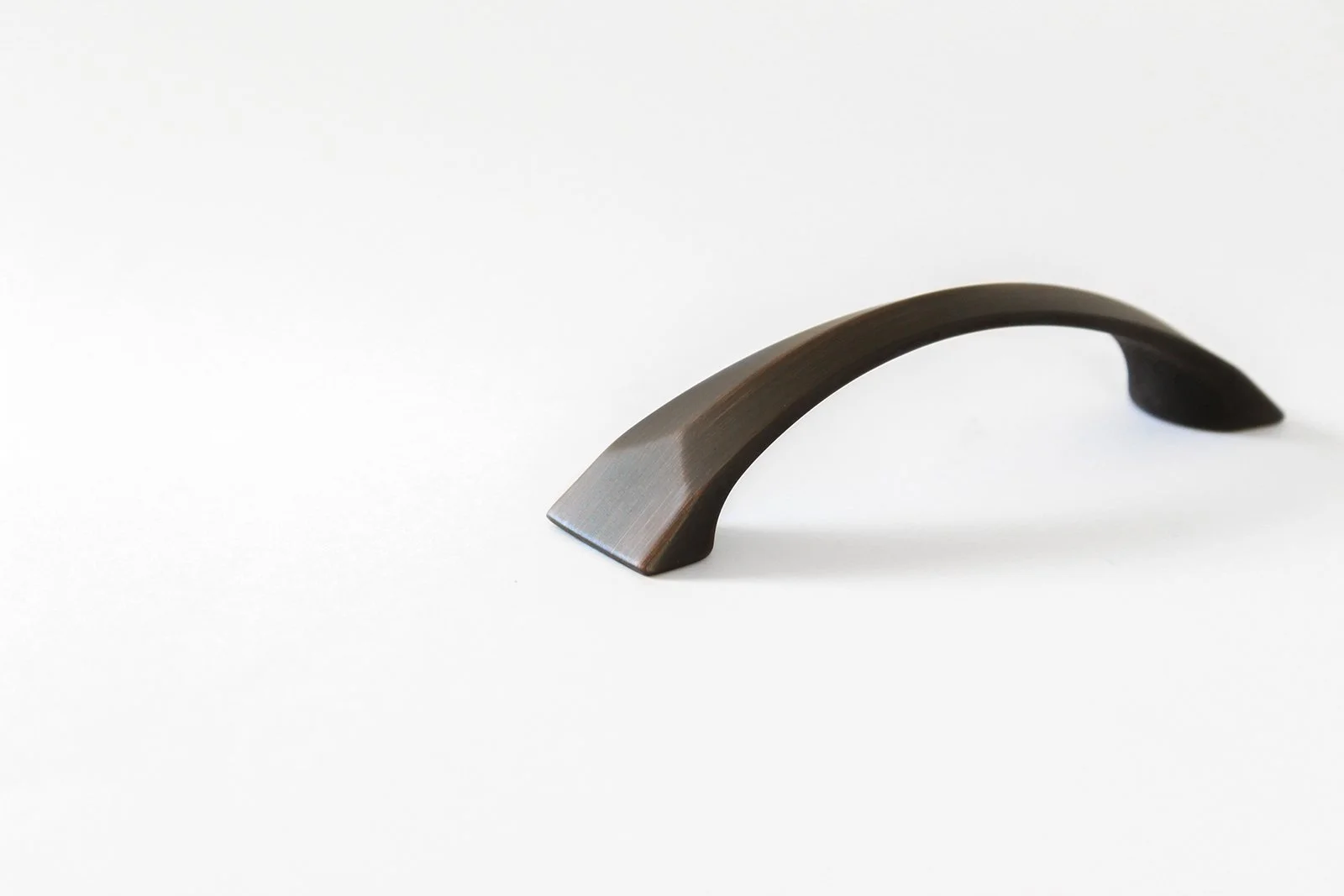 P-81541.10B-96mm-Oil-Brushed-Bronze-Deco-Bow-Pull-14.jpg