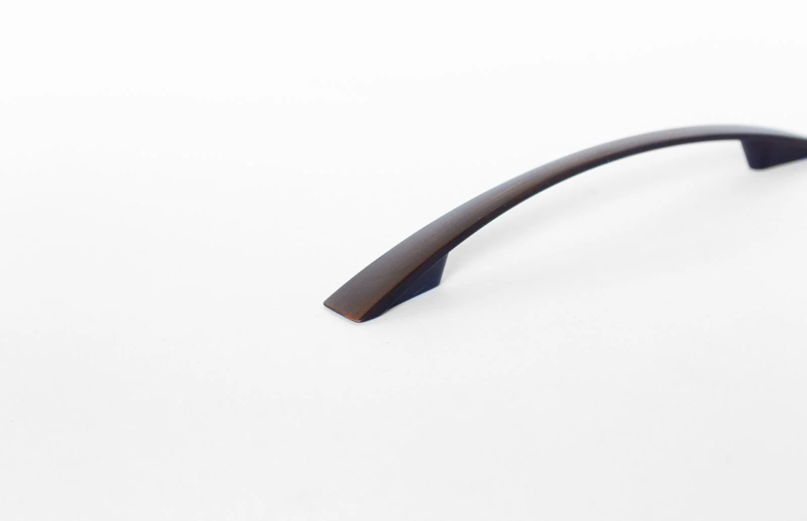 P-82104.10B-128mm-Oil-Brushed-Bronze-Modern-Bow-Pull-1.jpg