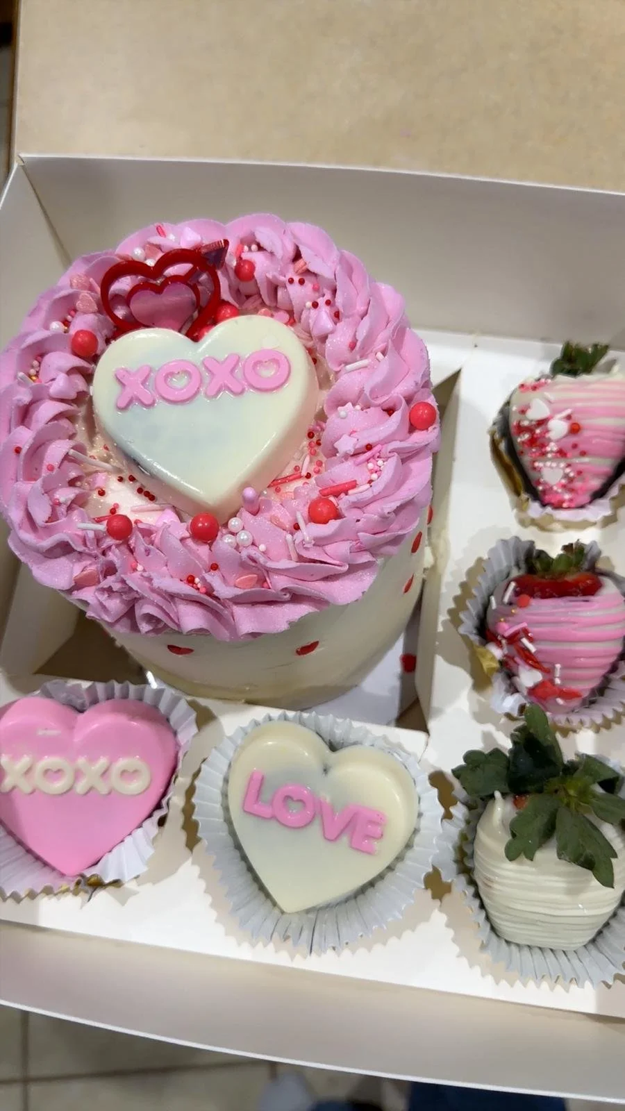 Valentine's Day Cake & Strawberry Gift Set