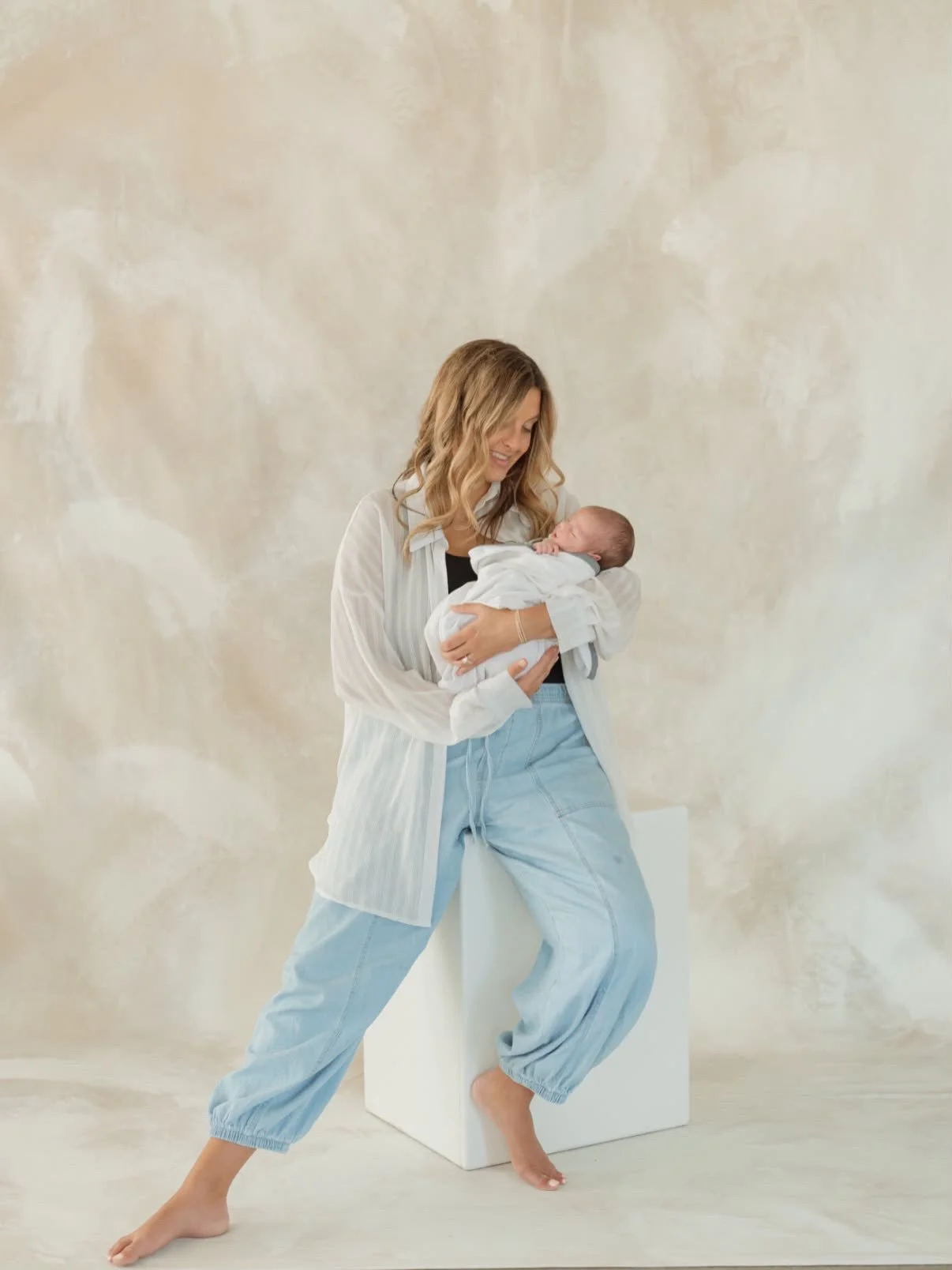 One space, so many ways to photograph it.
A little newborn session at Solace House.

Absolutely loving how @mckenzienoriegaphoto used the studio to capture these moments. 

#SolaceHouse #DFWPhotographer #DFWStudio #NewbornPhotographer #NaturalLightSt