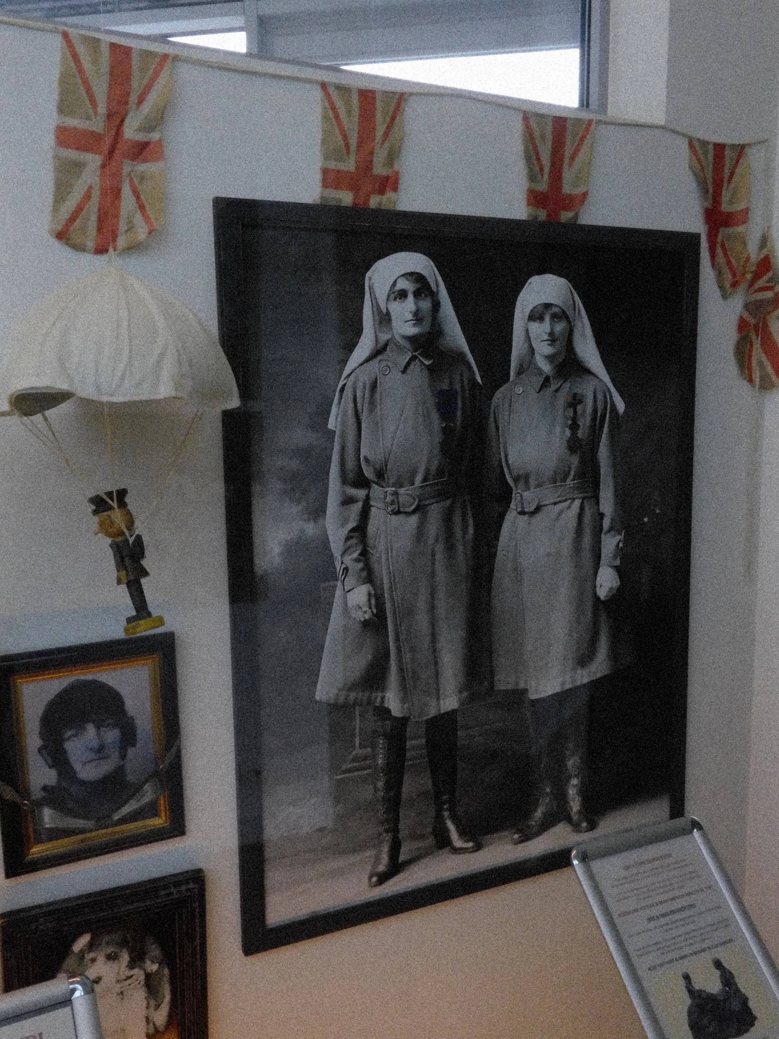Elsie & Mairi - historische foto uit Hotel Ariane, Ieper 