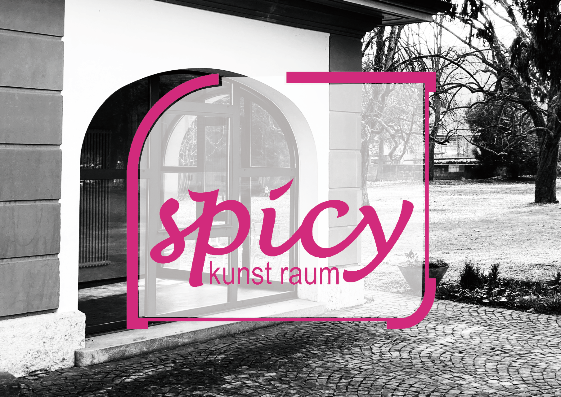 Schwarz-weiß Foto eines Hauses mit Bogen-Eingang und Garten im Hintergrund. Auf das Bild ist ein pinkfarbiger Rahmen mit dem Text 'spicy kunst raum' gelegt.
