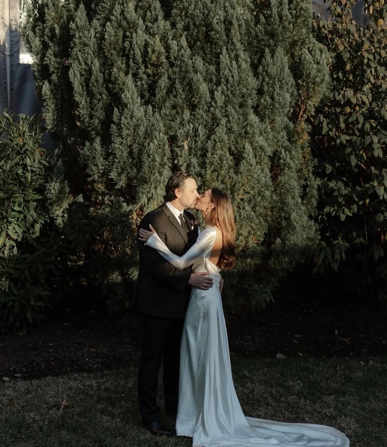 Just married 🤍 🕊️
⠀⠀⠀⠀⠀⠀⠀⠀⠀
Dress: @thedresstheorynashville @daniellefrankel