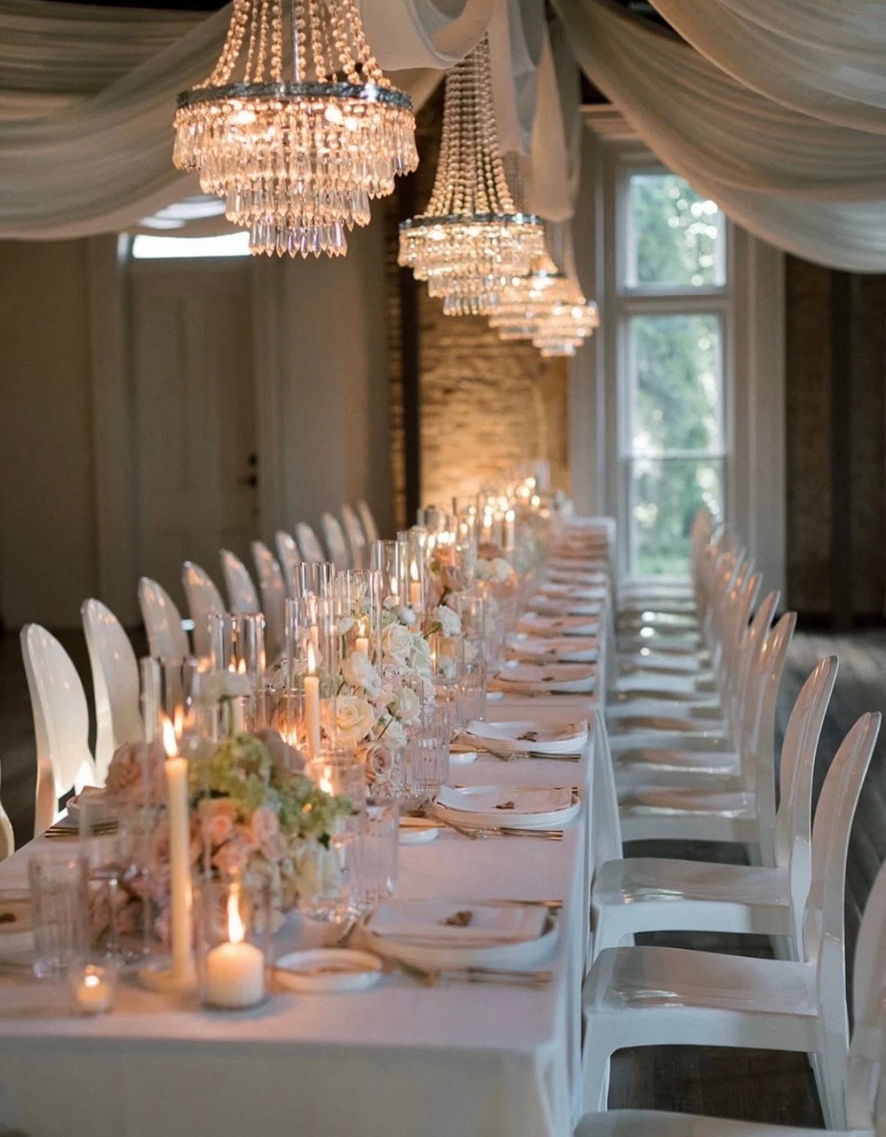 Draped to perfection 🤍
⠀⠀⠀⠀⠀⠀⠀⠀⠀
Venue: @thecordelle 
Photo: @madiflo 
Video: @nickbrier_ 
Rentals: @pleasebeseated_rentals @bbjlatavola 
Florals: @the_florista_ 
Drape: @questevents_nashville 
Catering: @whitecranehospitality 
Live Artist: @blacksw