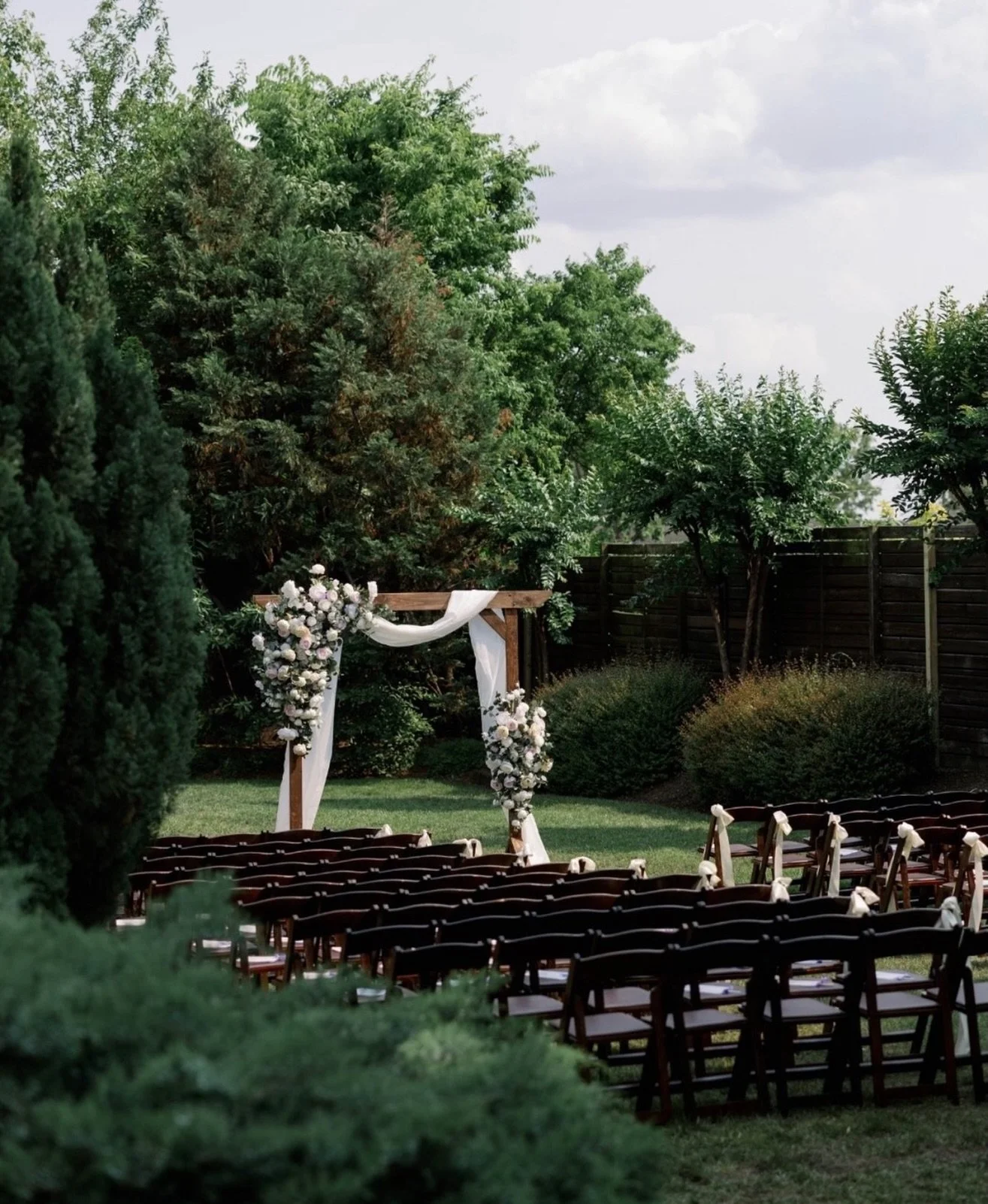 Ceremony views 🤍
⠀⠀⠀⠀⠀⠀⠀⠀⠀
Planning - @poshoccasions 
Photography - @larahowellphotography 
Rentals - @southerneventsonline 
Venue - @thecordelle