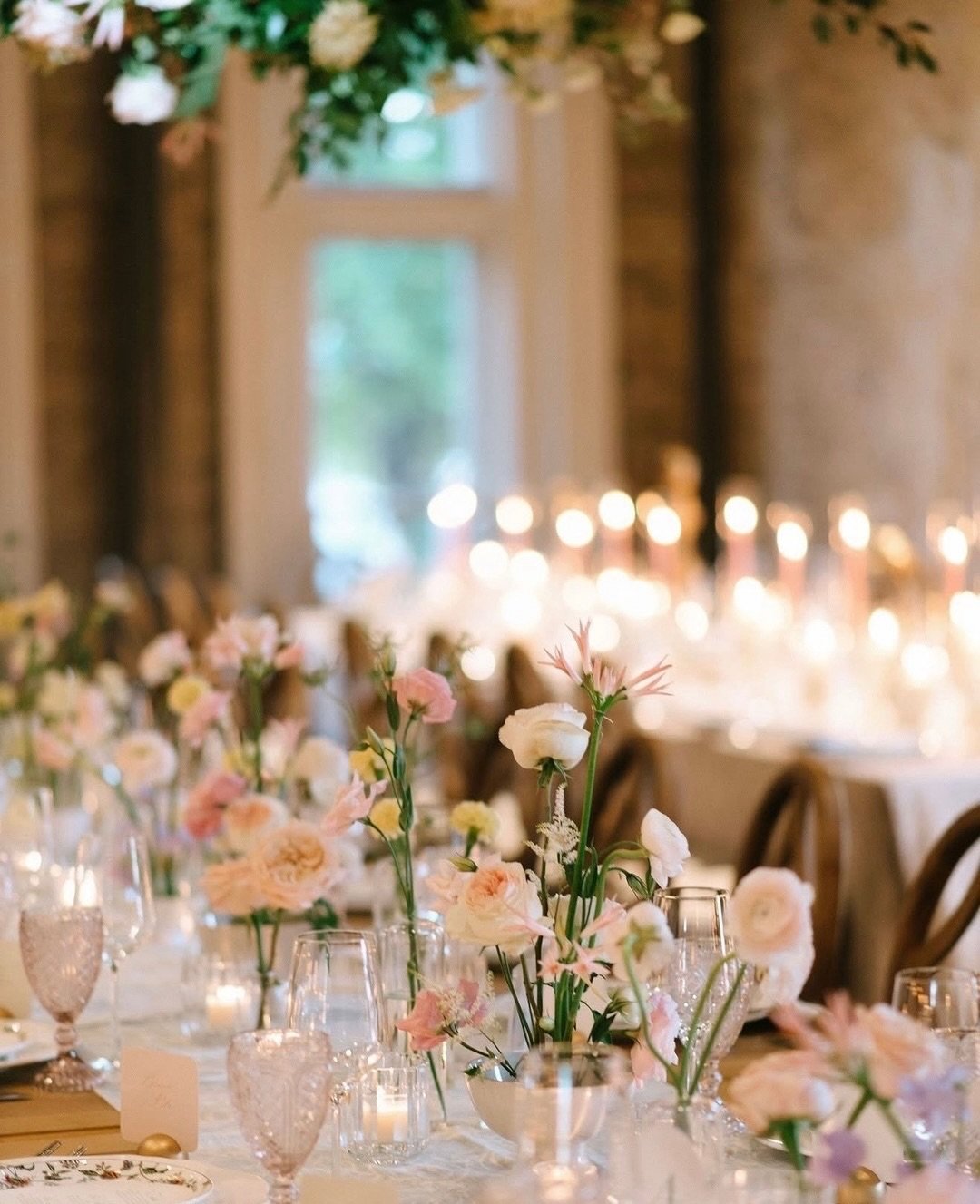 The victorian covered in florals + stunning light ✨
⠀⠀⠀⠀⠀⠀⠀⠀⠀
Planning - @kaseyschafferevents 
Photography - @jennblackburnphoto ​​​​​​​​​​
Floral Design - @colebuys.design ​​​​​​​​​​​​​​​​
Catering - @chefs_market ​​​​​​​​​​​​​​​​
Lighting &amp; Dra