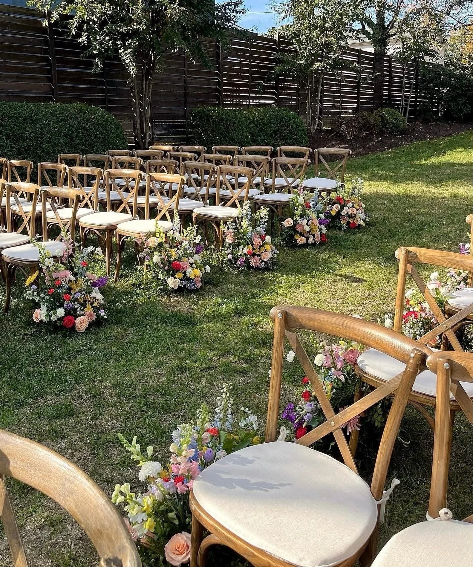 Aisles marked in color 🌈
⠀⠀⠀⠀⠀⠀⠀⠀⠀
Floral Design - @bentbrookbotanicals 
Venue - @thecordelle