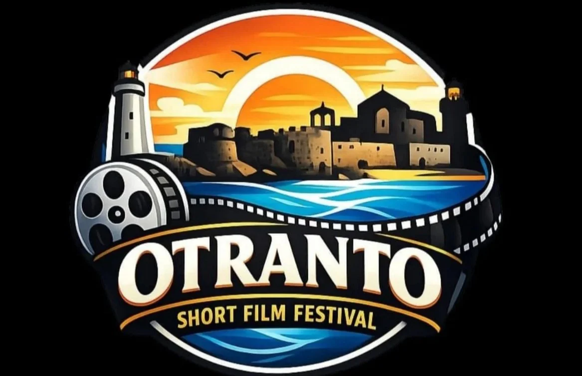 Logo del festival di cortometraggi Otranto con un'immagine di un faro, un panorama con mare, campanile e mura di una città al tramonto, e una pellicola cinematografica.