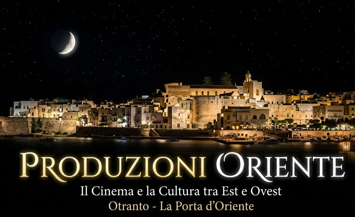 Un'immagine notturna di una città vecchia con edifici storici illuminati, un cielo stellato e una luna crescente visibile in alto a sinistra.