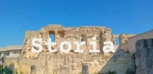 Resti di antica struttura in pietra con testo sovrapposto 'Storia' e sfondo di cielo blu.