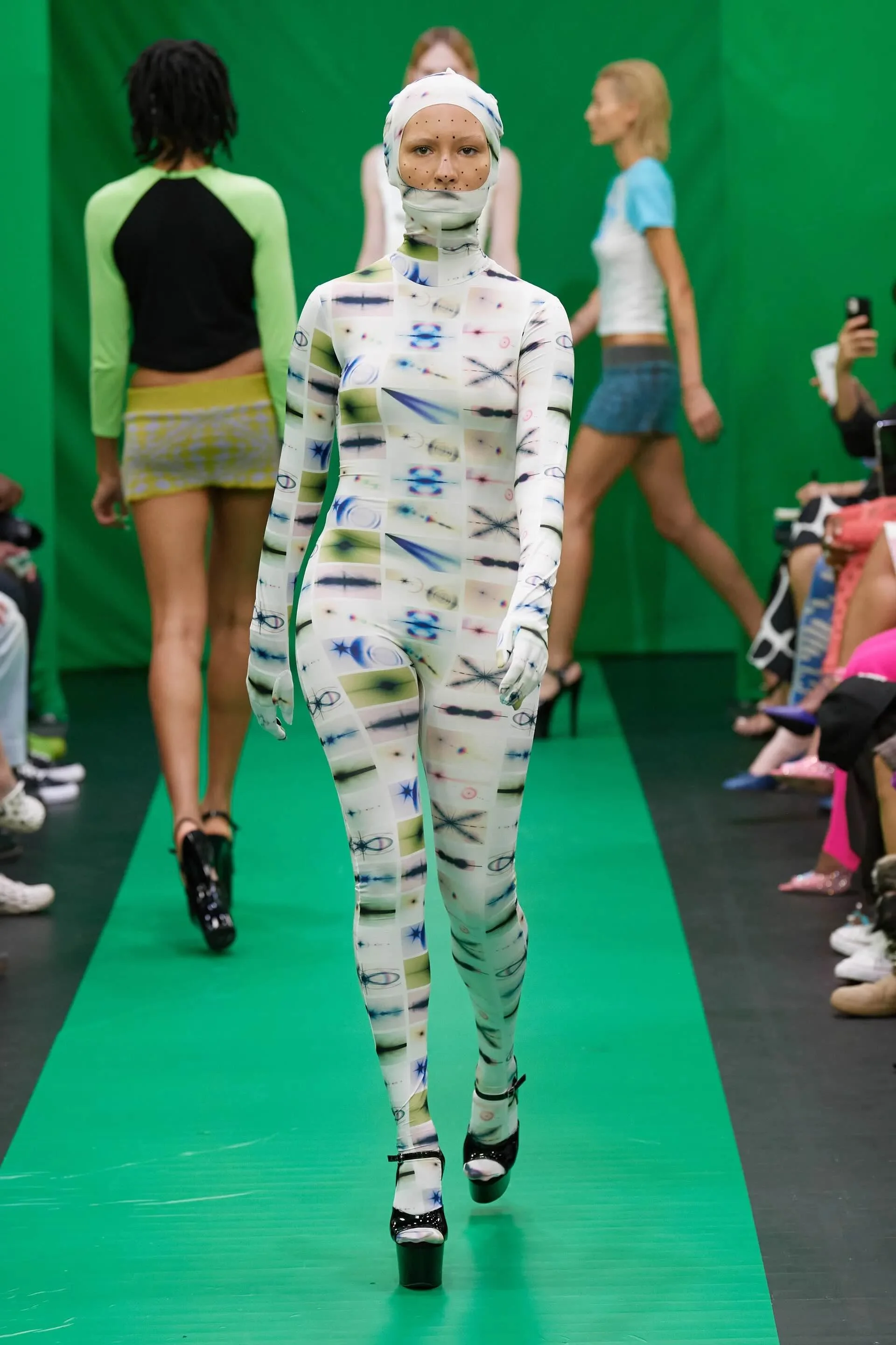 00013-maisie-wilen-spring-2023-ready-to-wear-credit-gorunway.jpeg