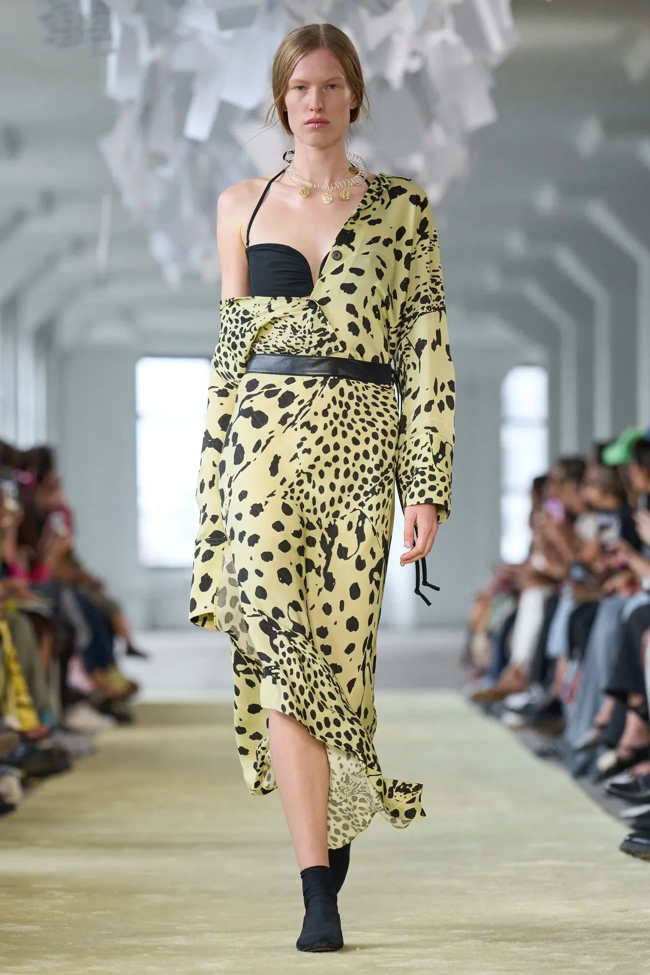 00026-nanushka-spring-2025-ready-to-wear-credit-gorunway.jpg