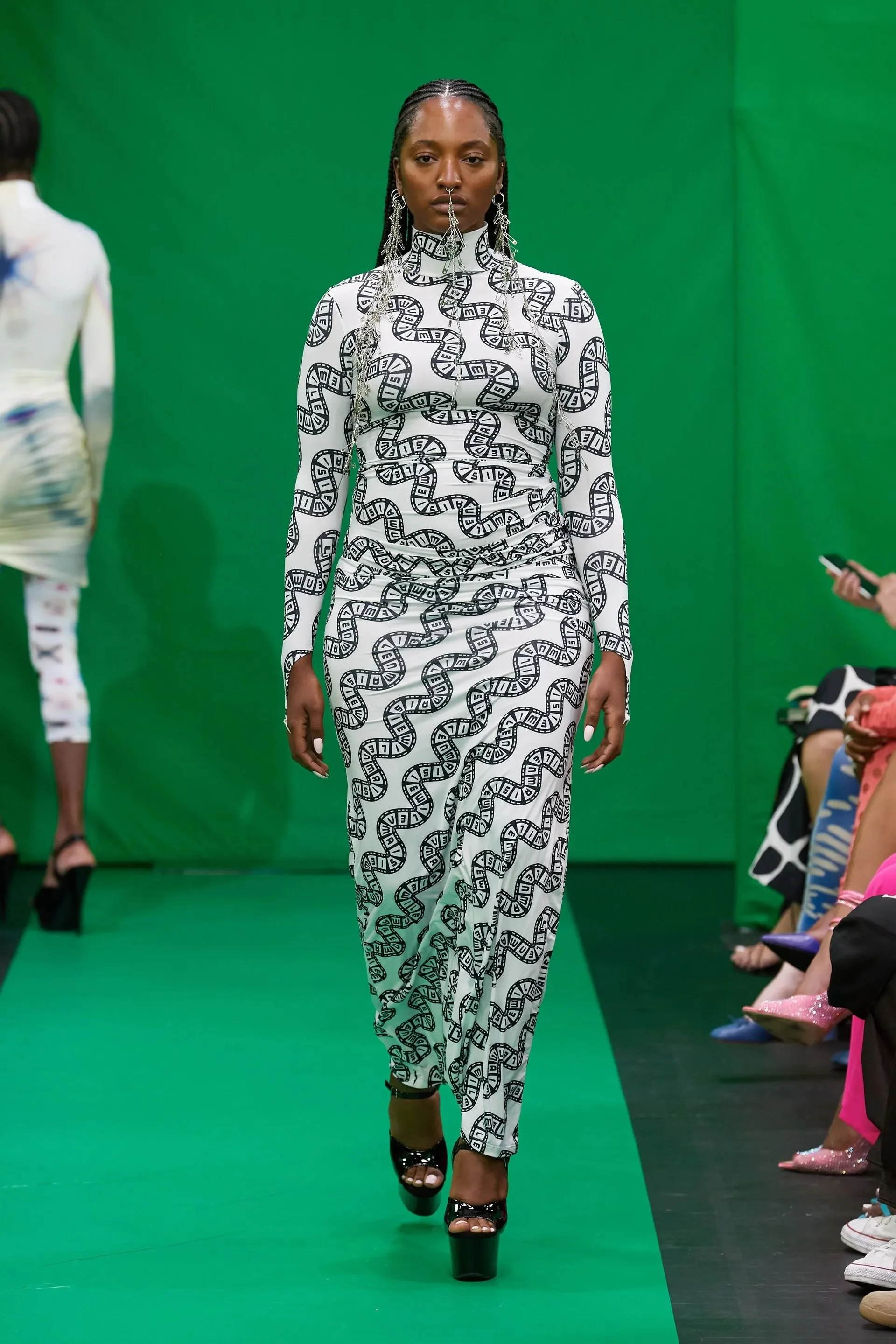 00023-maisie-wilen-spring-2023-ready-to-wear-credit-gorunway.jpeg