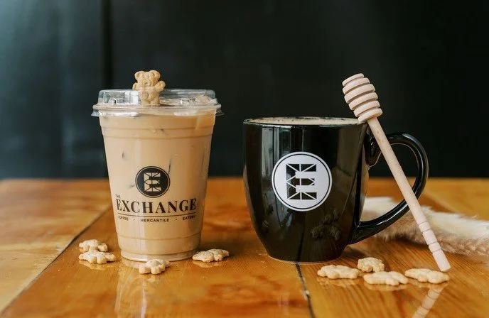 We are never getting over how adorable these photos are! 🥰 

Try our new Fall featured drink, Teddy Grahams Latte!
Honey simple syrup, brown sugar cinnamon syrup, espresso and milk of choice. Served hot or iced!
*cute little teddy graham for photos 