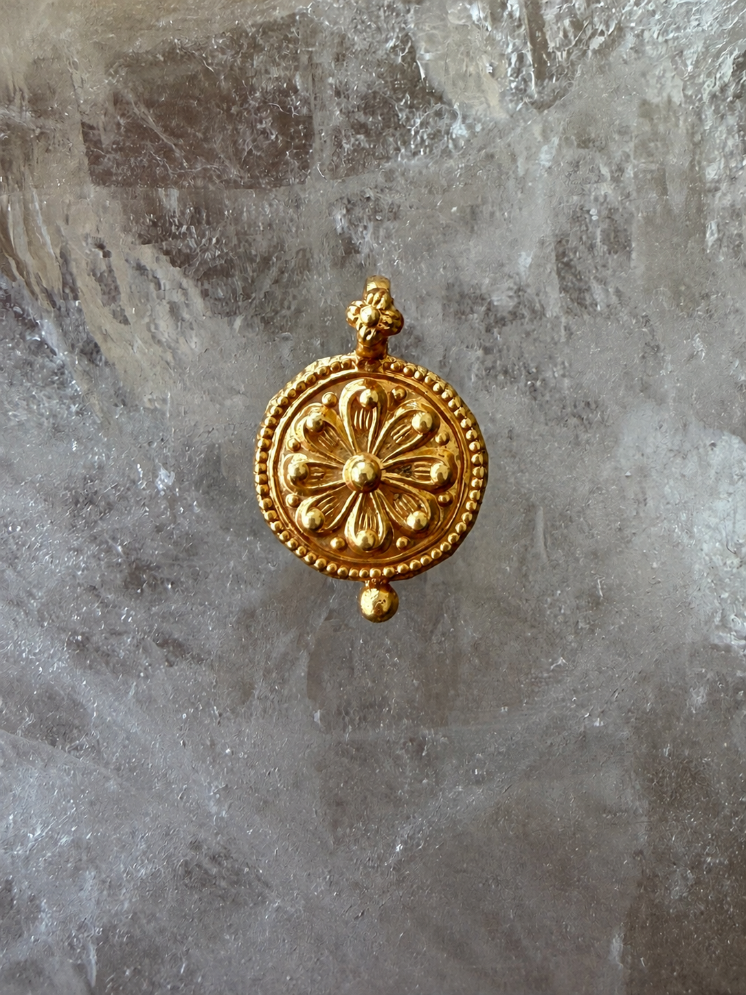 *flower pendant gold.png
