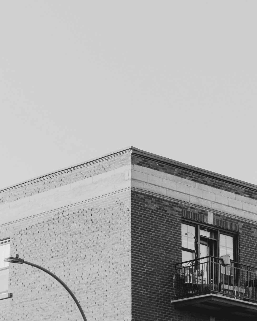 Architecture urbaine en noir et blanc représentant l’univers de Maison Saint-Denis, un espace de réflexion stratégique pour décideurs.